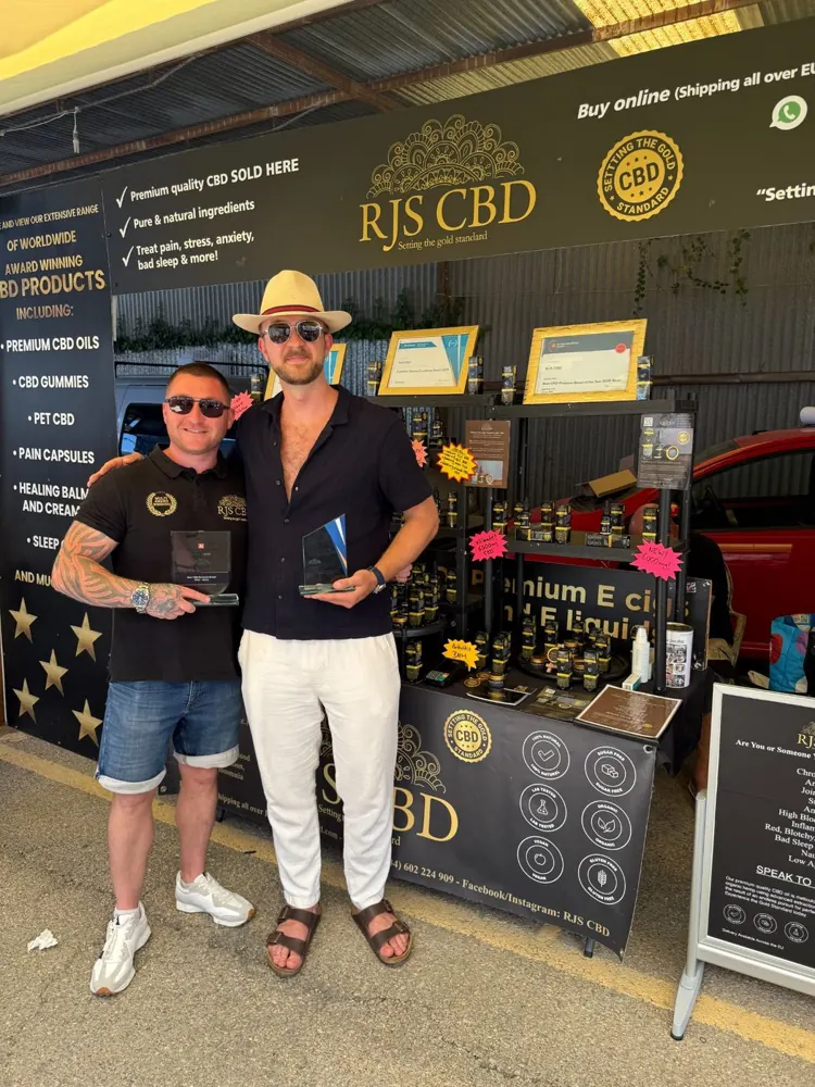 Roy y Jordan representando a RJS CBD